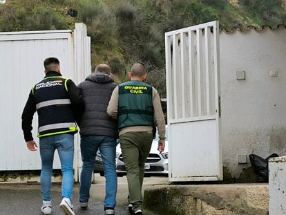 Momento de la detención de A. V. en Verín, en una fotografía difundida por la Guardia Civil de Ourense.