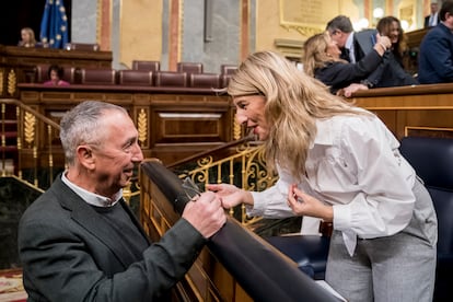 Joan Baldoví y Yolanda Díaz charlan durante la sesión plenaria del Congreso de los Diputados, el pasado 24 de enero.