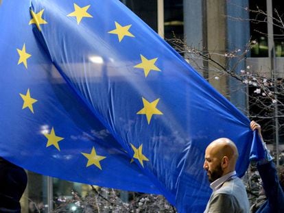 Bandera de la UE, ante el Europarlamento, en Bruselas.