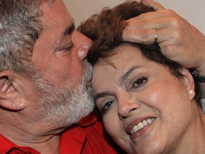 Lula besa a Rousseff tras ganar ella las elecciones de Brasil en 2010.