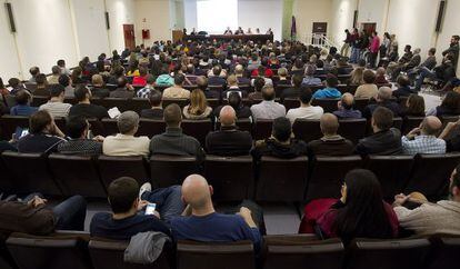 Asamblea de extrabajadores de Isofoton en Málaga.