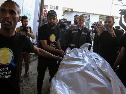 Traslado de los cuerpos de los trabajadores de World Central Kitchen que murieron en ataques aéreos israelíes, este miércoles.