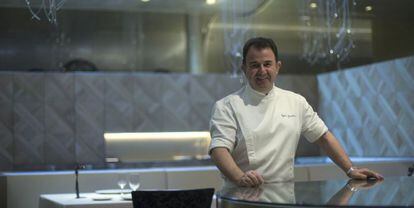 El cocinero Martín Berasategui posa en el restaurante Lasarte de Barcelona después de haber sido galardonados con tres estrellas Michelín con lo que Barcelona ha entrado finalmente en el olimpo gastronómico por la puerta grande.