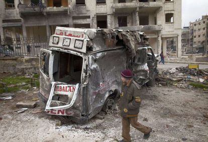 Un sirio pasa ante una ambulancia destruida en Alepo.