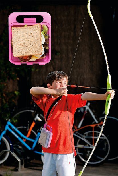 Nico, de ocho años, lleva un sándwich.