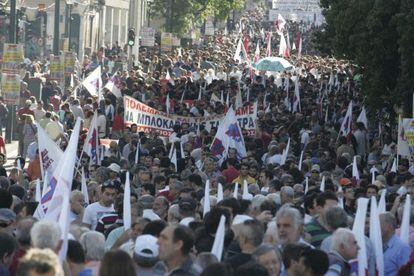 Miembros del sindicato comunista PAME se manifiestan en el centro de Atenas, en Grecia.