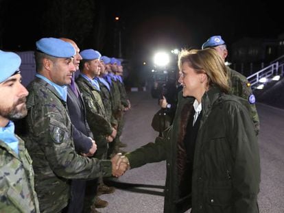La ministra de Defensa, Mar&iacute;a Dolores de Cospedal, saluda a los militares espa&ntilde;oles en L&iacute;bano el pasado 27 de diciembre.
