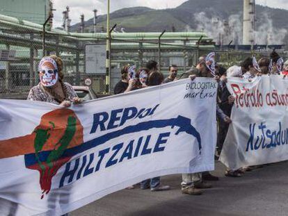 Miembros de la plataforma Ekologistak Martxan concentrados este jueves frente a la refiner&iacute;a de Petronor en Muskiz, en protesta por la llegada de arenas bituminosas.