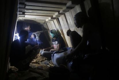 Un grupo de gazat&iacute;es repara un t&uacute;nel entre la Franja y Egipto da&ntilde;ado por bombardeos israel&iacute;es.   