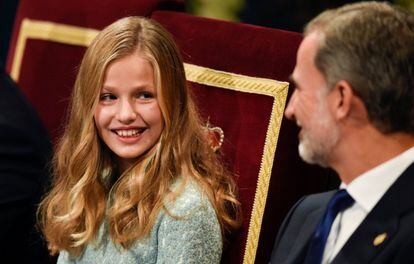 Miradas y sonrisas cómplices entre el rey Felipe VI y la princesa Leonor durante la ceremonia de los premios Princesa de Asturias.