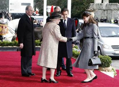 Isabel II saluda a la primera dama francesa, Carla Bruni, ante Sarkozy el pasado marzo en Londres.