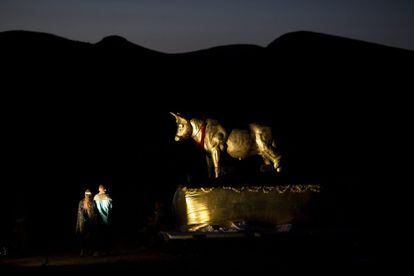 Todas las obras expuestas durante el Festival han sido creadas por miembros de la plataforma. Durante el día y la noche las obras pueden verse expuestas en pleno desierto.