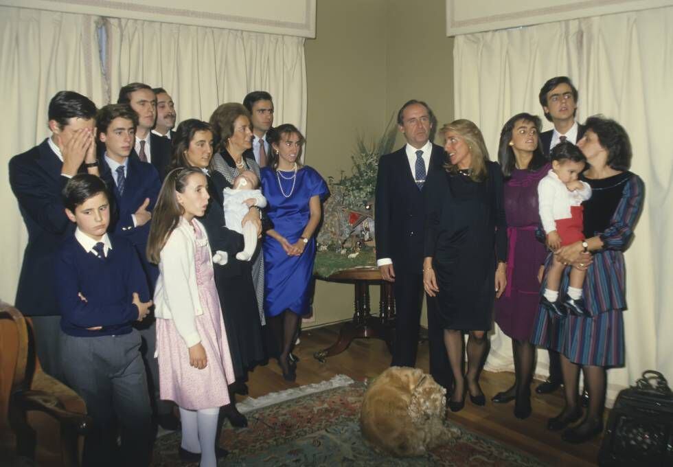 José María Ruiz Mateos y su mujer, Teresa Rivero, con sus 13 hijos y familia en 1980.