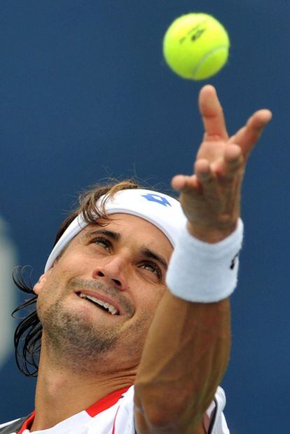 David Ferrer, al servicio.