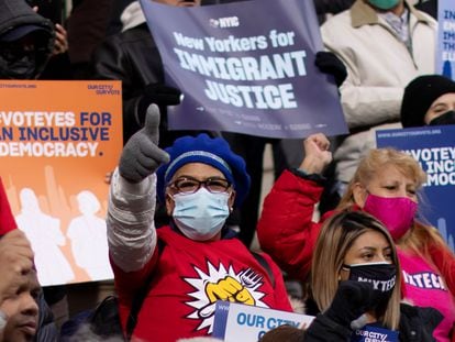 Un grupo de inmigrantes reclama el derecho de voto ante el Ayuntamiento de Nueva York, en diciembre pasado.