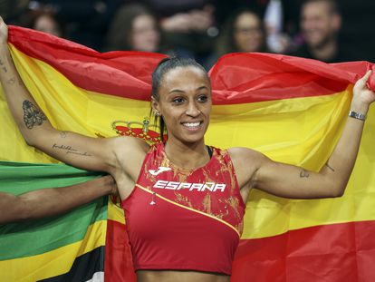 Glasgow (United Kingdom), 03/03/2024.- Third-placed Ana Peleteiro-Compaore of Spain poses for a photo after the Women's Triple Jump Final at the World Athletics Indoor Championships in Glasgow, Britain, 03 March 2024. (Mundial de Atletismo, Triple salto, España, Reino Unido) EFE/EPA/ADAM VAUGHAN
