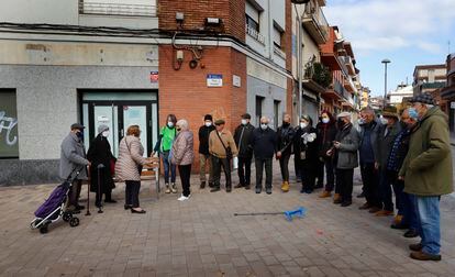Reunión de afectados en el barrio de un municipio donde cerraron la última oficina bancaria.