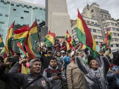 La policía sigue amotinada y la oposición busca reunir a la Asamblea para desencallar la actividad política