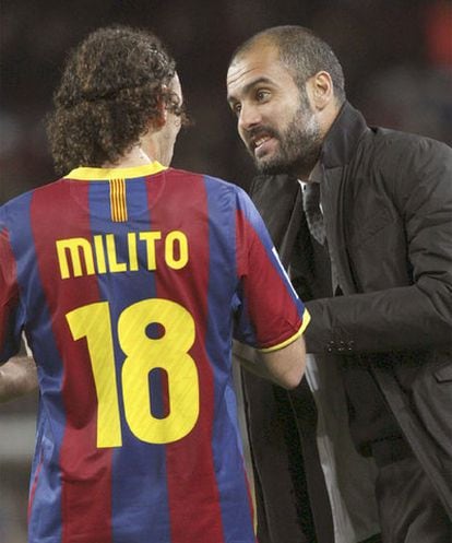 Guardiola se dirige a Gabriel Milito tras sufrir su última lesión.