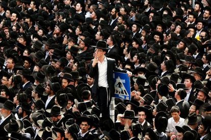 Jud&iacute;os ultraortodoxos, el martes en el funeral por el rabino Shteinman, en  Bnei Brak. 