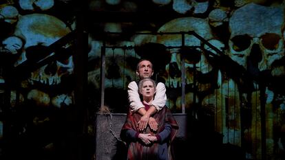 Vicky Peña y Pablo Derqui en una escena de 'Pedro Páramo'.
