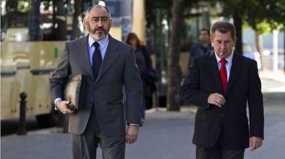 Manuel Rodr&iacute;guez de Castro, a la izquierda, durante el juicio por fraude.