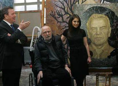 Immerdorff, junto a su mujer y Gerhard Schröder, ante el retrato del ex canciiler