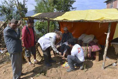 Un equipo de la ONG Médicos sin Fronteras, en Nepal.