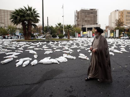 Un clérigo iraní pasaba ante una protesta por las muertes en Palestina, el lunes en Teherán.