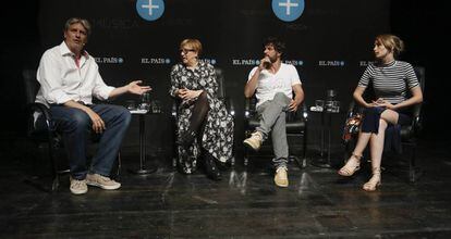 Los dos actores y la directora con Gregorio Belinchón en el encuentro.