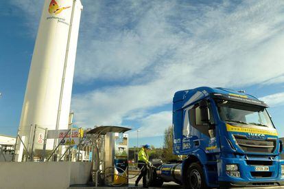 Estación de recarga de gas natural vehicular (GNV) de camiones en Santa Perpetua de Moguda (Barcelona).