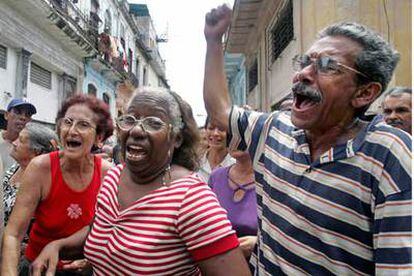 Seguidores de Castro asedian la casa de un disidente el viernes en La Habana.