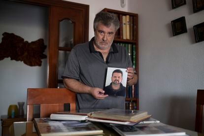 Juan Antonio Dutoit, padre de Juan Carlos, un joven fallecido por coronavirus en Sevilla, muestra una fotografía de su hijo. 