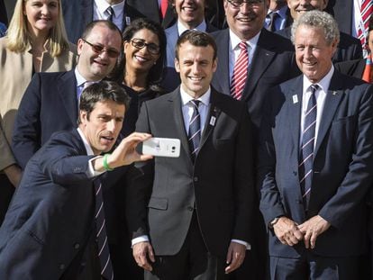 El presidente Macron con representantes de la candidatura ol&iacute;mpica de Par&iacute;s.
