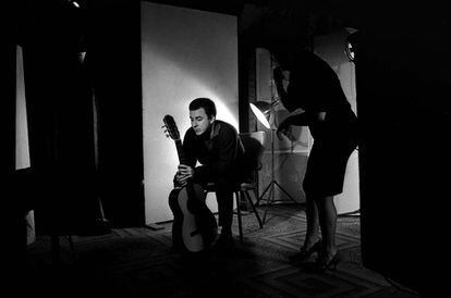 Jao Gilberto, el creador de la bossa nova, se prepara para un concierto en Nueva York. Anímicamente estaba destrozado por el abandono de su mujer, Astrud, que le dejó por el músico Stan Getz.