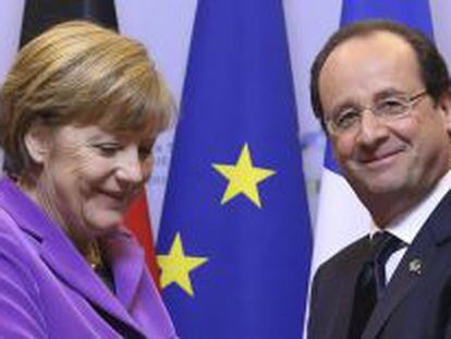 La canciller alemana, Angela Merkel (izquierda), estrecha la mano del presidente de Francia, Francois Hollande (derecha).