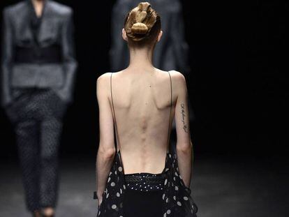 Una modelo en un desfile de Haider Ackermann en Par&iacute;s en 2012.