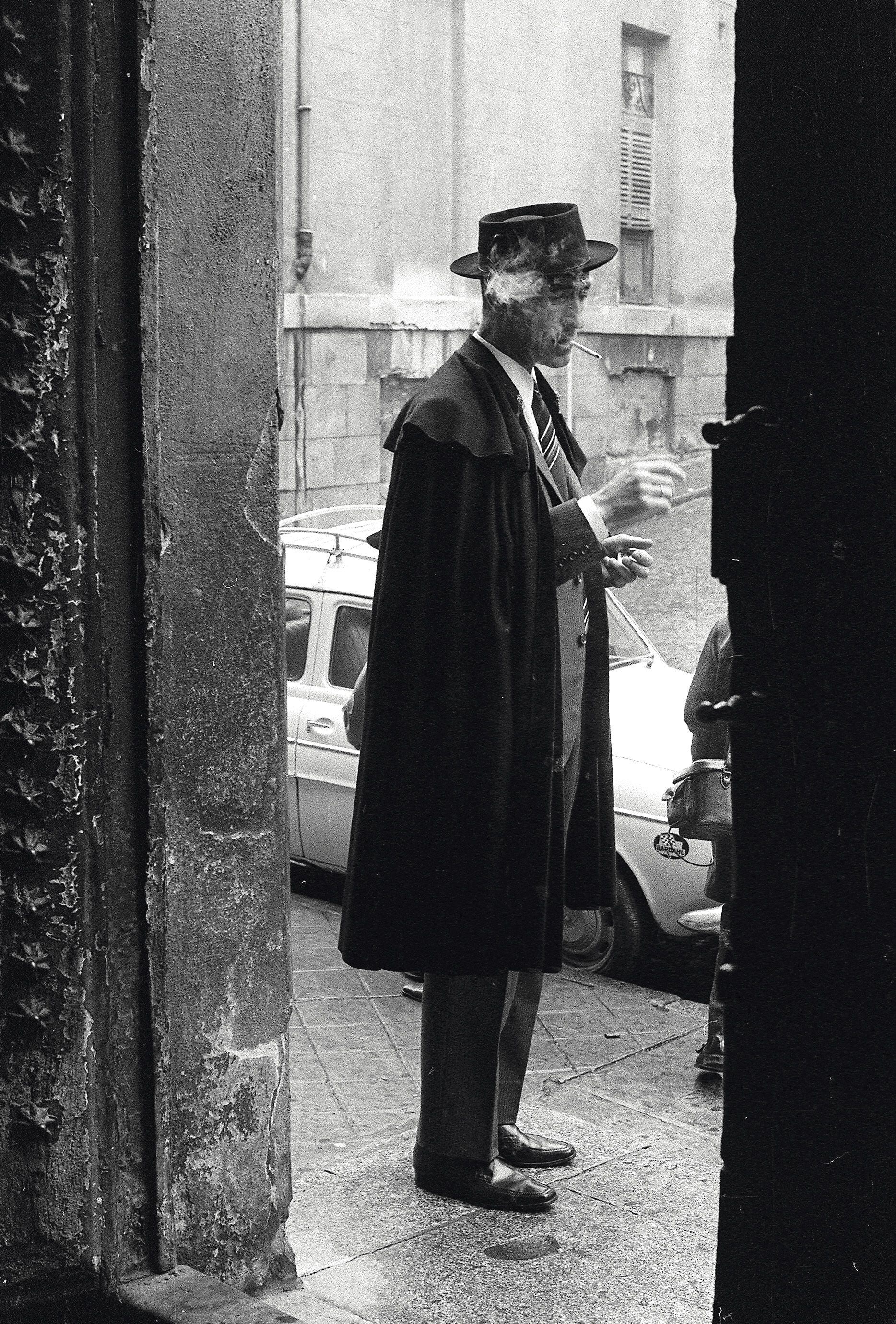 Un hombre posa con capa en Madrid en 1969.