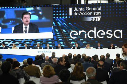 El presidente de Endesa, Borja Prado, con los accionistas