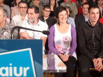 Los candidatos de la coalici&oacute;n abertzale Amaiur, ayer en Bilbao durante la presentaci&oacute;n.