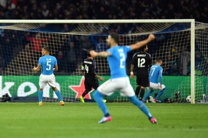 El delantero del Nápoles, Dries Mertens (fuera de plano) marca el primer gol de partido contra el Real Madrid.