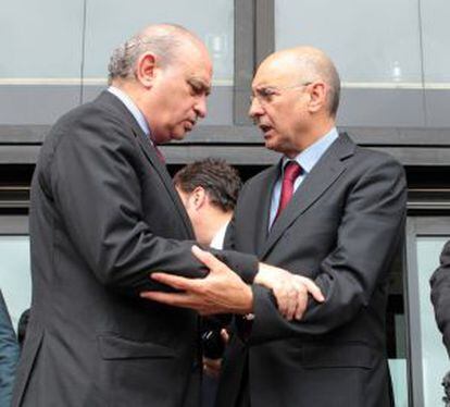 Jorge Fernández (izquierda) saluda al consejero Rodolfo Ares, el domingo pasado en Bilbao.