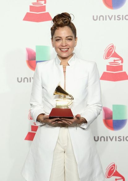 La artista mexicana Natalia Lafourcade posa con su Grammy a Mejor Álbum Folclórico.