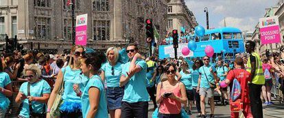Desfile del Orgullo Gay en Londres, con uno de los autobuses patrocinado por Barclays Bank. 