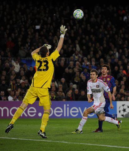 Messi vuelve a levantar el balón por encima de Leno marca su tercer gol de la noche.
