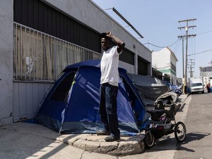 Un hombre sin techo en la ciudad de Los Ángeles (EE UU), este jueves.