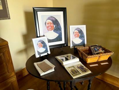Retratos de la monja Wilhelmina Lancaster en la tienda de regalos.
