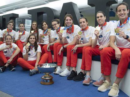Las jugadoras de la selección, con las medallas de oro y el trofeo del Eurobasket, este lunes en la redacción de EL PAÍS. En vídeo, así fue la visita.