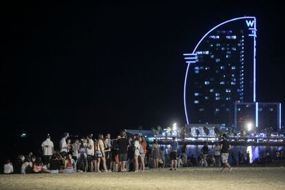 Botella en la playa, en Barcelona el pasado mes de julio.