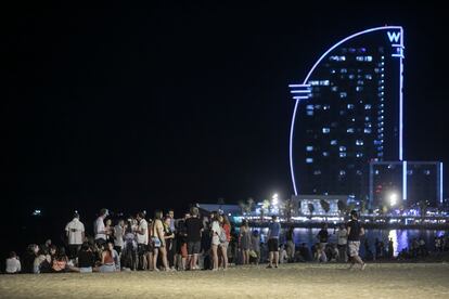 Botellón en la playa, en Barcelona el pasado mes de julio.